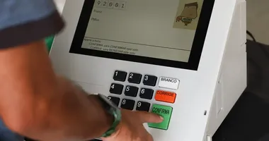 Imagem ilustrativa da imagem Urna é trocada após eleitor passar cola na tecla 3; entenda