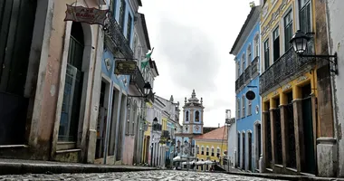 Imagem ilustrativa da imagem "Vale a pena o preço da multa": turistas trocam as urnas para curtir Salvador