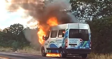 Imagem ilustrativa da imagem Van com dez pessoas pega fogo na BR-324