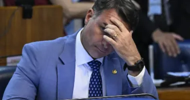 Imagem ilustrativa da imagem Veja mensagens que revelam segredos de Flávio Bolsonaro