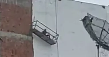 Imagem ilustrativa da imagem Vídeo: andaime cede durante chuva e deixa operário suspenso em Ipiaú