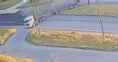 Imagem ilustrativa da imagem VÍDEO: caminhão bate em carreta e causa estrago na BR-101
