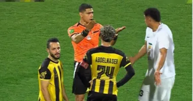 Imagem ilustrativa da imagem Vídeo: jogador beija árbitro após decisão do VAR