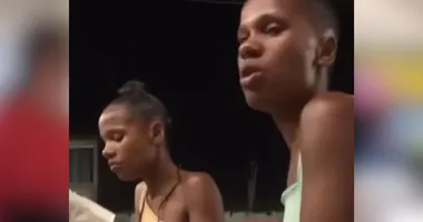 Imagem ilustrativa da imagem Vídeo mostra mulher tendo dedos arrancados no tribunal do crime; veja