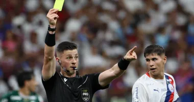 Imagem ilustrativa da imagem Vídeo: radialista baiano confronta árbitro de Bahia x Palmeiras