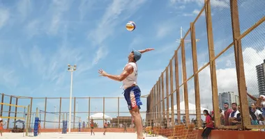 Imagem ilustrativa da imagem Vôlei de praia tricolor: duplas do Esquadrão voam alto