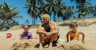 Imagem ilustrativa da imagem Zé Felipe curte praia de Salvador com os filhos e gera polêmica