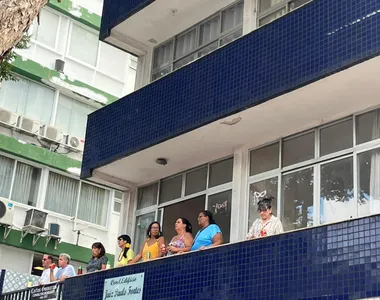 Varanda de prédio vira ponto de folia