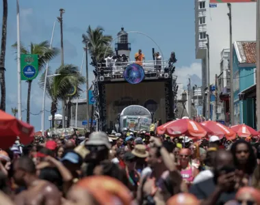 Galera vai meter dança ao som da banda Fantasmão