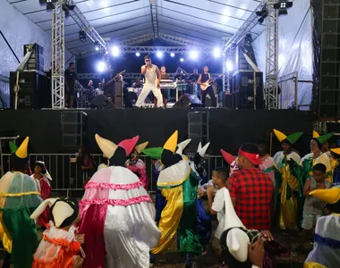 Pierrot bailando ao som dOz Polêmicos