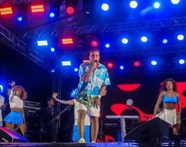 Jornalista se divide entre a reportagem e  a música