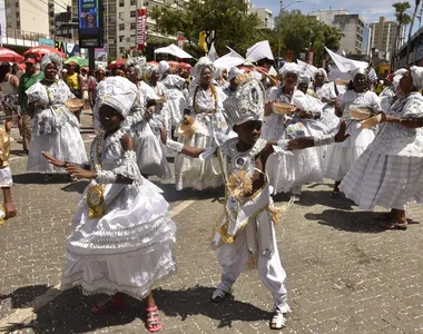Bloco Afro Infantil apostou no branco neste Carnaval