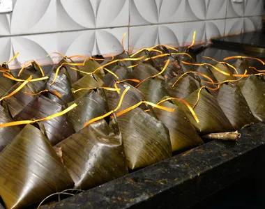 Abarás embalados na folha de bananeira