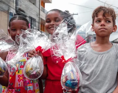 Crianças ganham ovos de Páscoa em ação solidária