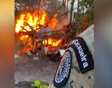 Ação também apreendeu armas de grosso calibre, munições, drogas e rádios