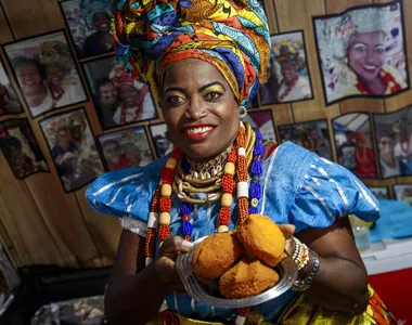 O acarajé é a principal comida de rua de Salvador e possui legado ancestral