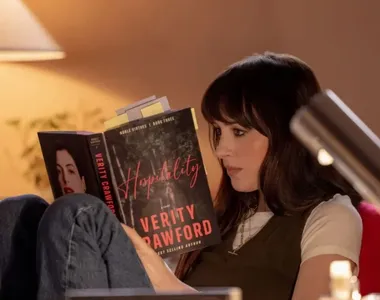 A narrativa traz um suspense psicológico misturado com romance