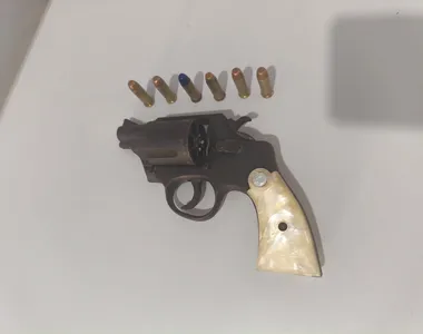 Arma apreendida com o adolescente