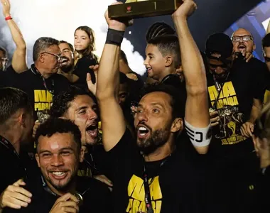 Time do Botafogo-PB comemorando título paraibano