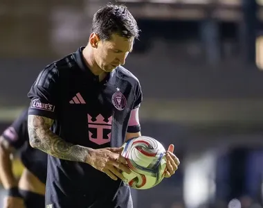 Messi foi derrubado por um segurança na partida