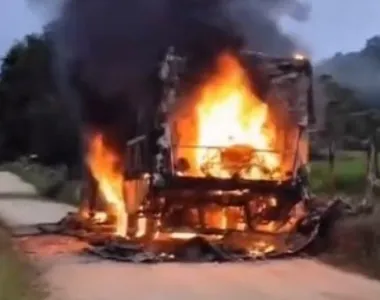Ônibus pegou fogo na manhã desta terça-feira (7)
