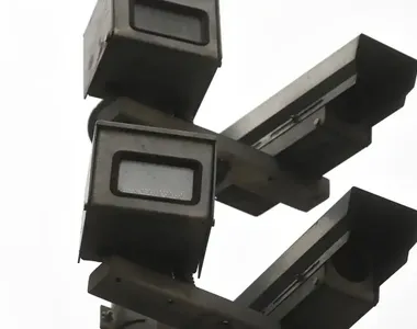 Radar com IA chega à Afrânio Peixoto e fiscaliza motociclistas sem capacete