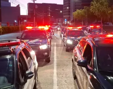 Além dos dedos a jovem teve os cabelos raspados