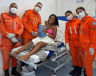 Guarnição ao lado da mamãe e do recém-nascido