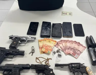 Armamento apreendido com os traficantes