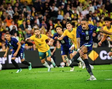 Raphinha marcou gol de pênalti no primeiro tempo