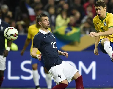 Oscar marcou um dos gols da vitória de 3 a 1 na França
