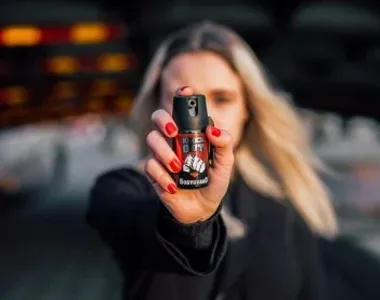 Spray de pimenta pode ser comprado por mulheres a partir de 16 anos