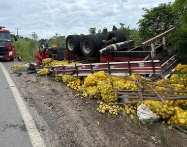 Caminhão tombou com um carga de maracujá