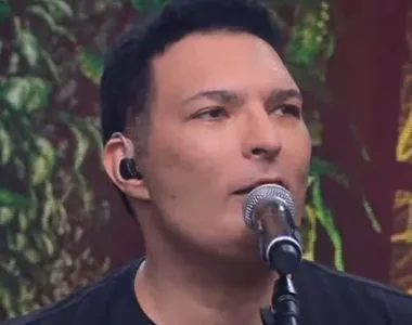 Cantor Leandro Lehart, do gripo Art Popular