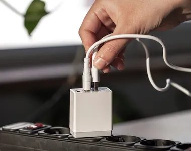 Deixar carregador na tomada pode se tornar um risco