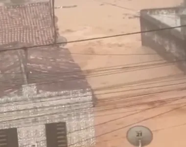 Ruas ficaram completamente alagadas em Cícero Dantas