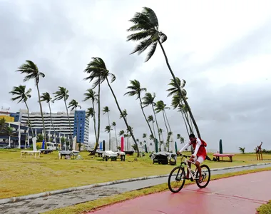 Frente fria pode provocar pancadas de chuva e temporais em parte da Bahia