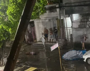 Corpo da vítima ficou no meio da rua