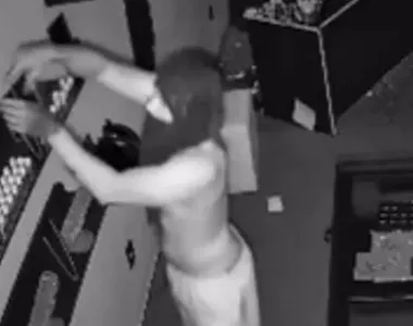 Homem rompeu o telhado e o forro para conseguir entrar no estabelecimento