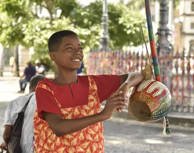 O Projeto Axé utiliza a arte-educação para transformar a vida de crianças, adolescentes, jovens e famílias