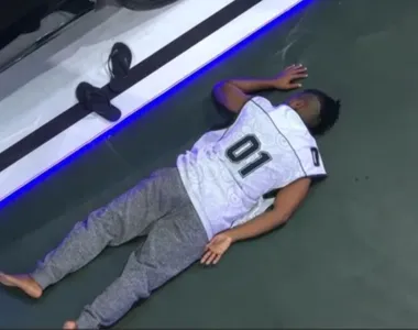 Leandro Boneco cai no chão e pede socorro no BBB