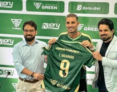 Thiago Galhardo foi apresentado oficialmente pelo Feira FC