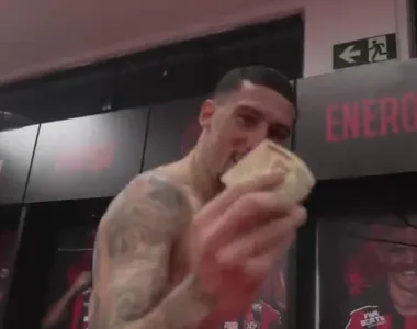 Baralhas com o dinheiro no vestiário do Barradão