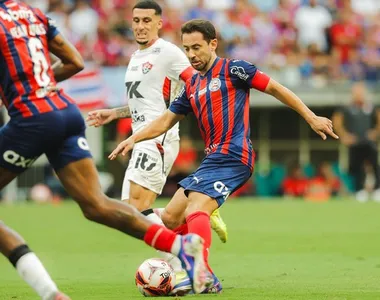Everton Ribeiro ficou irritado com arbitragem de Wilton Pereira Sampaio