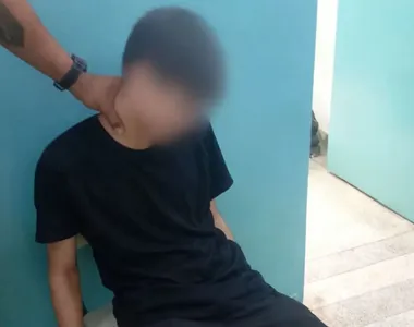 Ex-aluno ataca professora em escola