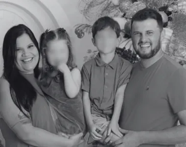 Carro com a família bateu em um caminhão