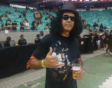 Tarcísio Araújo fantasiado como o guitarrista Slash