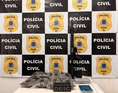 Arma e drogas foram deixados para trás pelos suspeitos