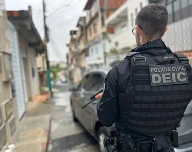 Operação conduzida pelo DEIC realizou apreensões em dois bairros de Salvador