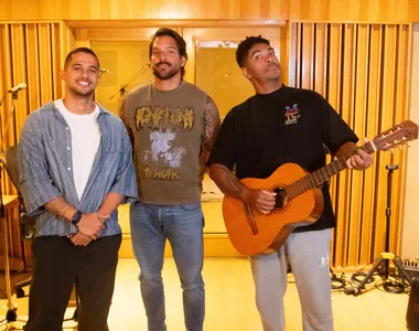 Cantor possui colaborações com Felipe Pezzoni, da Banda Eva, e Denny Denan, da Timbalada